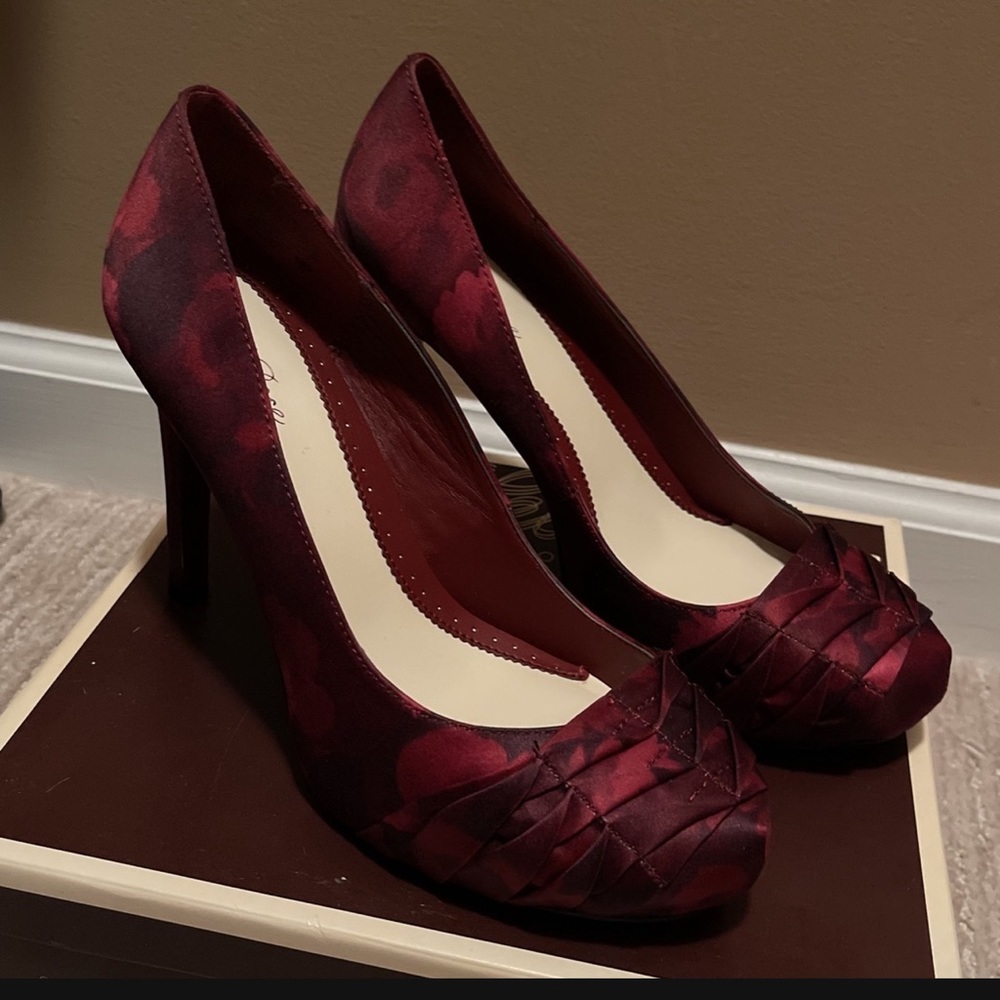 Sexy red pumps. Perfect for a romantic night out. Size 7.5